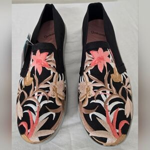 *NWT* Baretraps Bonaire Floral Embroidered Canvas Slip-On Sneakers size 9.5